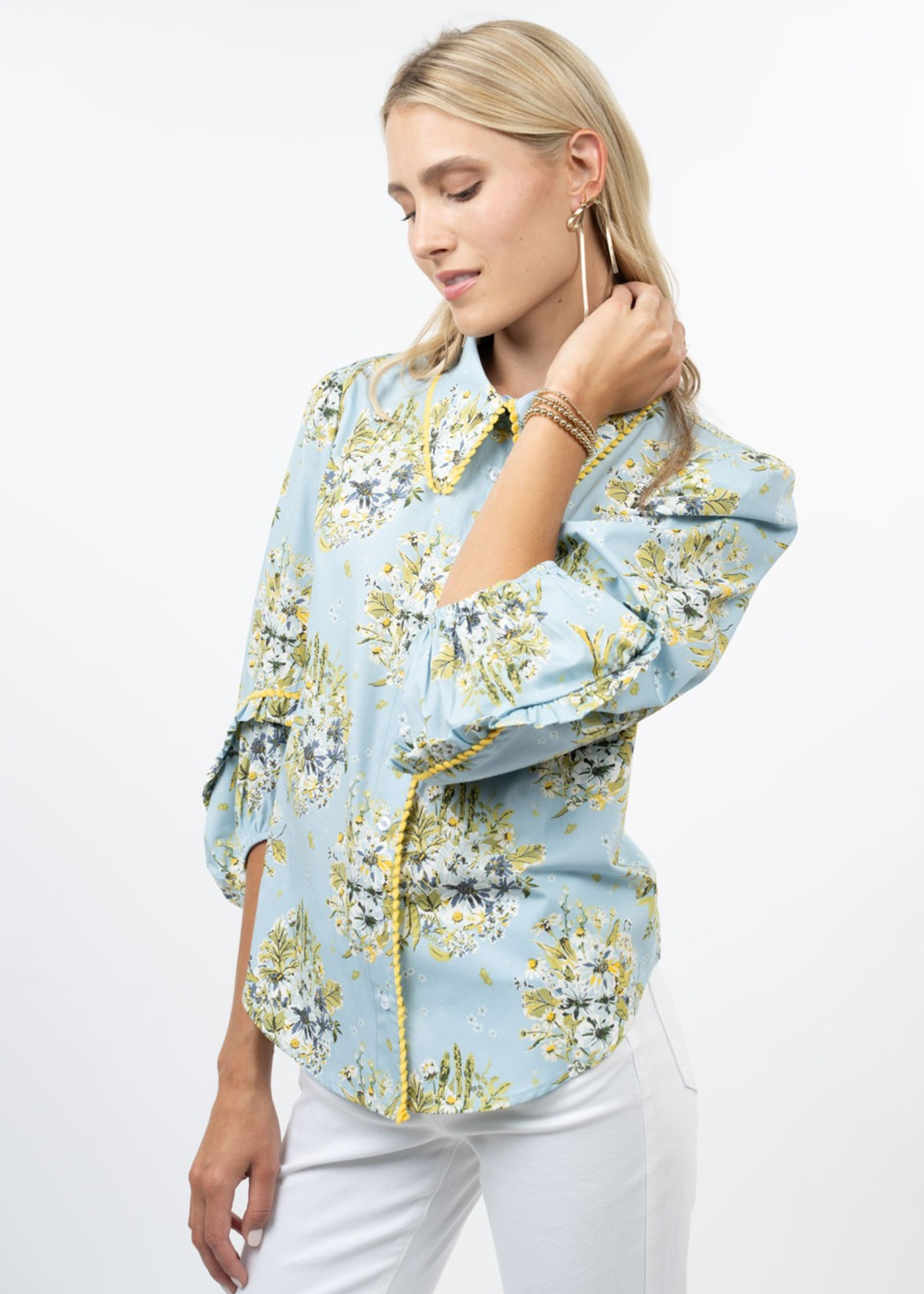 Woman wearing a blue floral top with white jeans