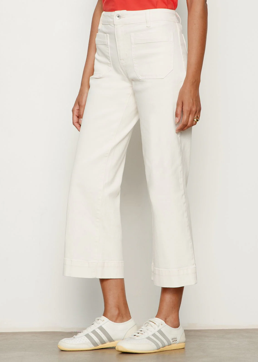 Woman wearing a very light pink jean with a red t-shirt