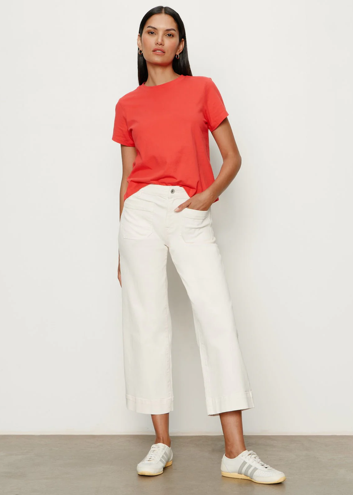 Woman wearing a very light pink jean with a red t-shirt