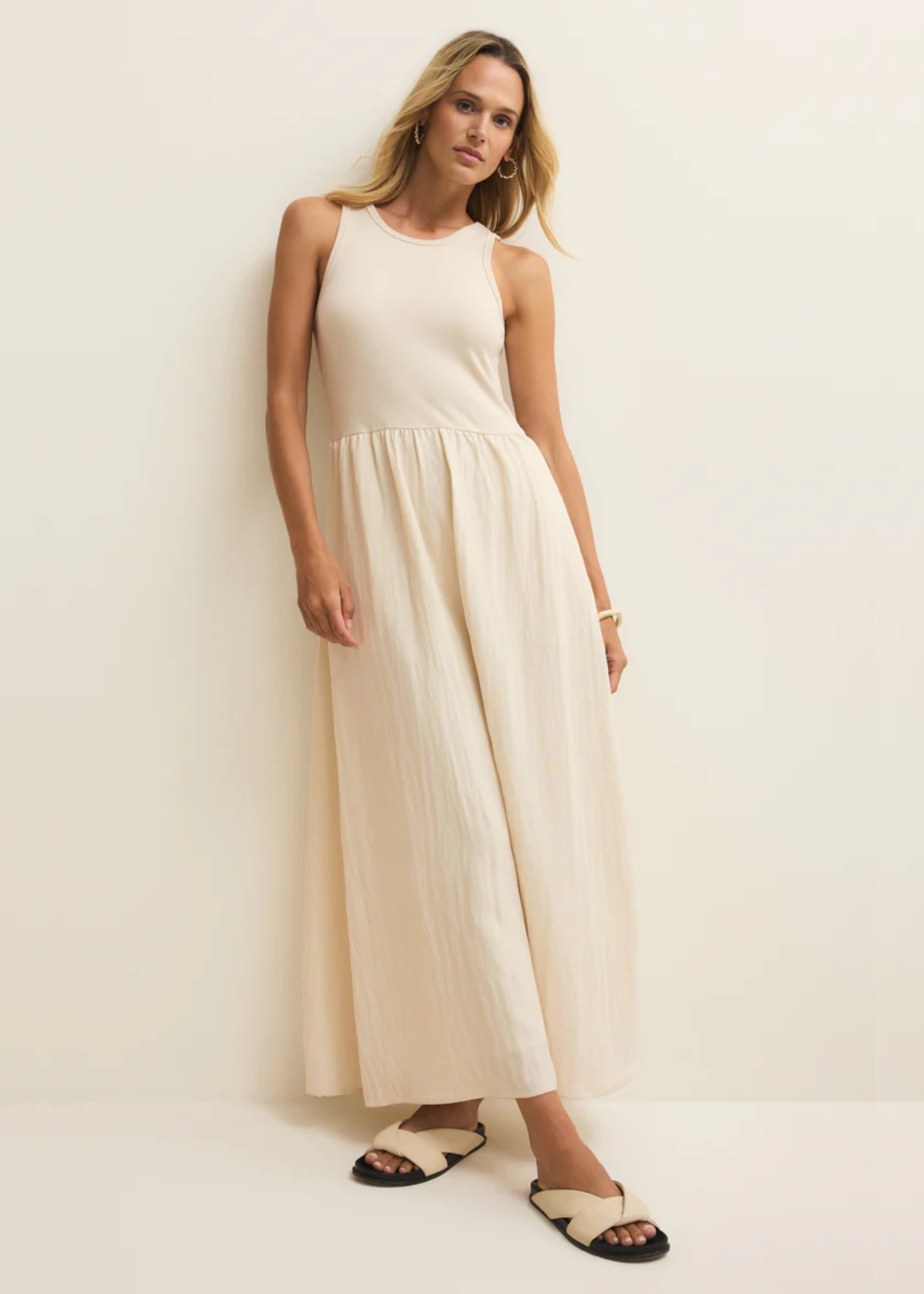 Woman wearing a white midi dress and sandals